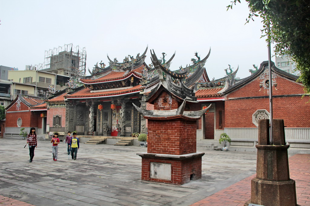 清嘉庆年间,在民国19年时迁移至现在的地址,宗庙为传统闽南两殿式建筑