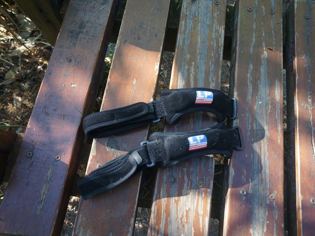 波津加山拾獲護膝一雙